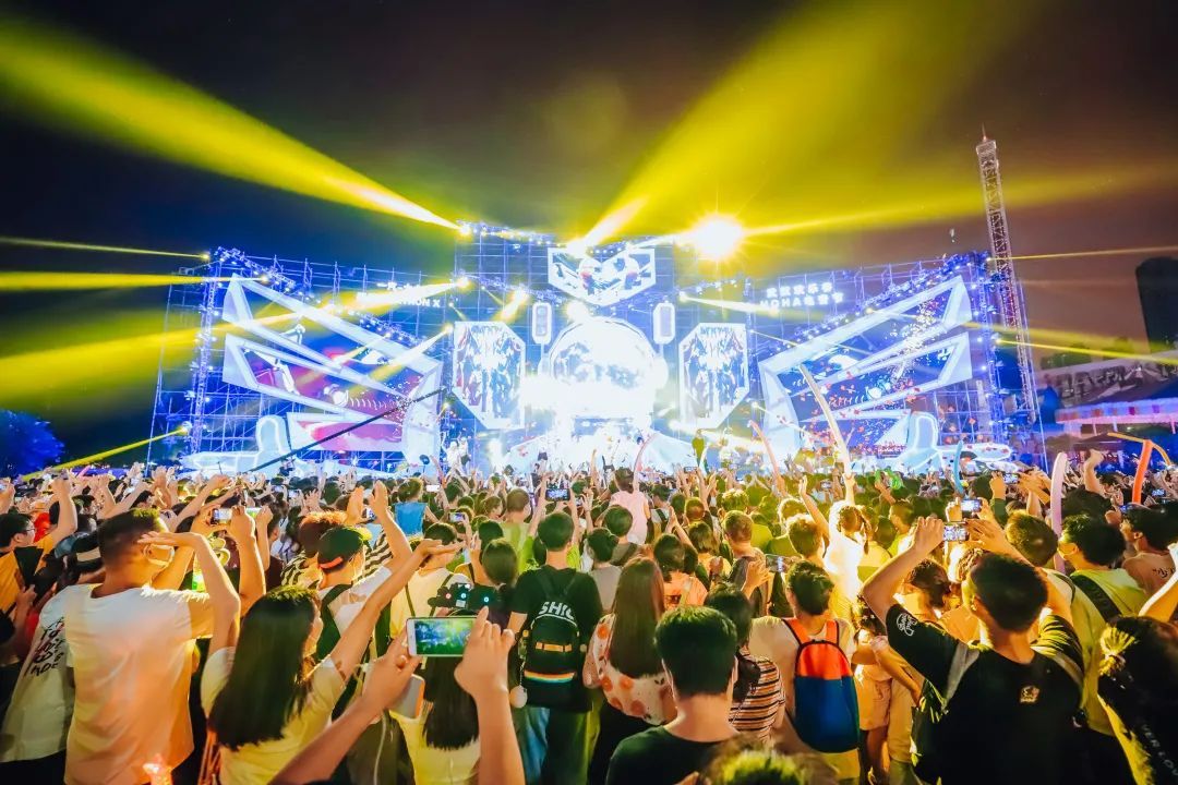 暑期玩转大武汉# 武汉·电音节的狂热夏夜 当夜幕降临,武汉的各大