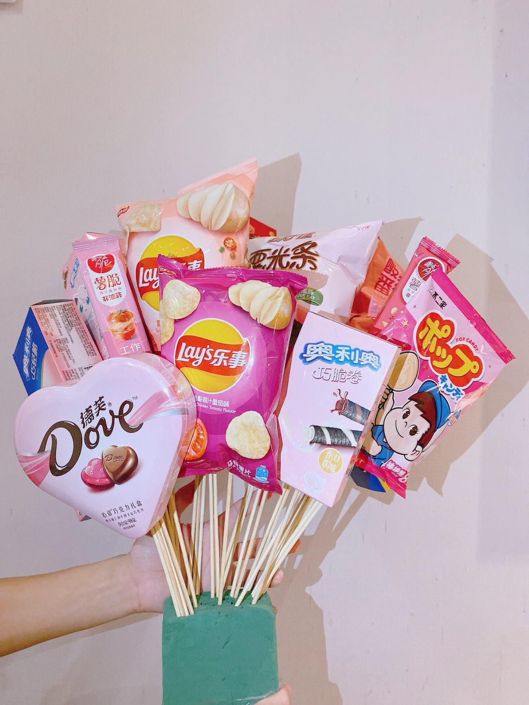 首先,得明确一点,零食不是不能吃,而是要吃得健康.