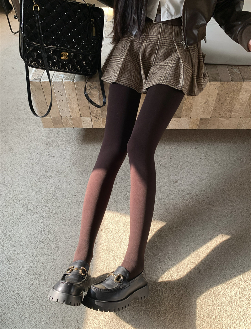 女生穿压力瘦腿袜肿成"大象腿""