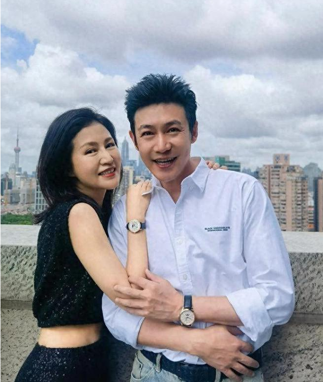 陆毅妻女现身杭州,47岁鲍蕾素颜仍显惊艳,16岁大女儿身高抢镜!