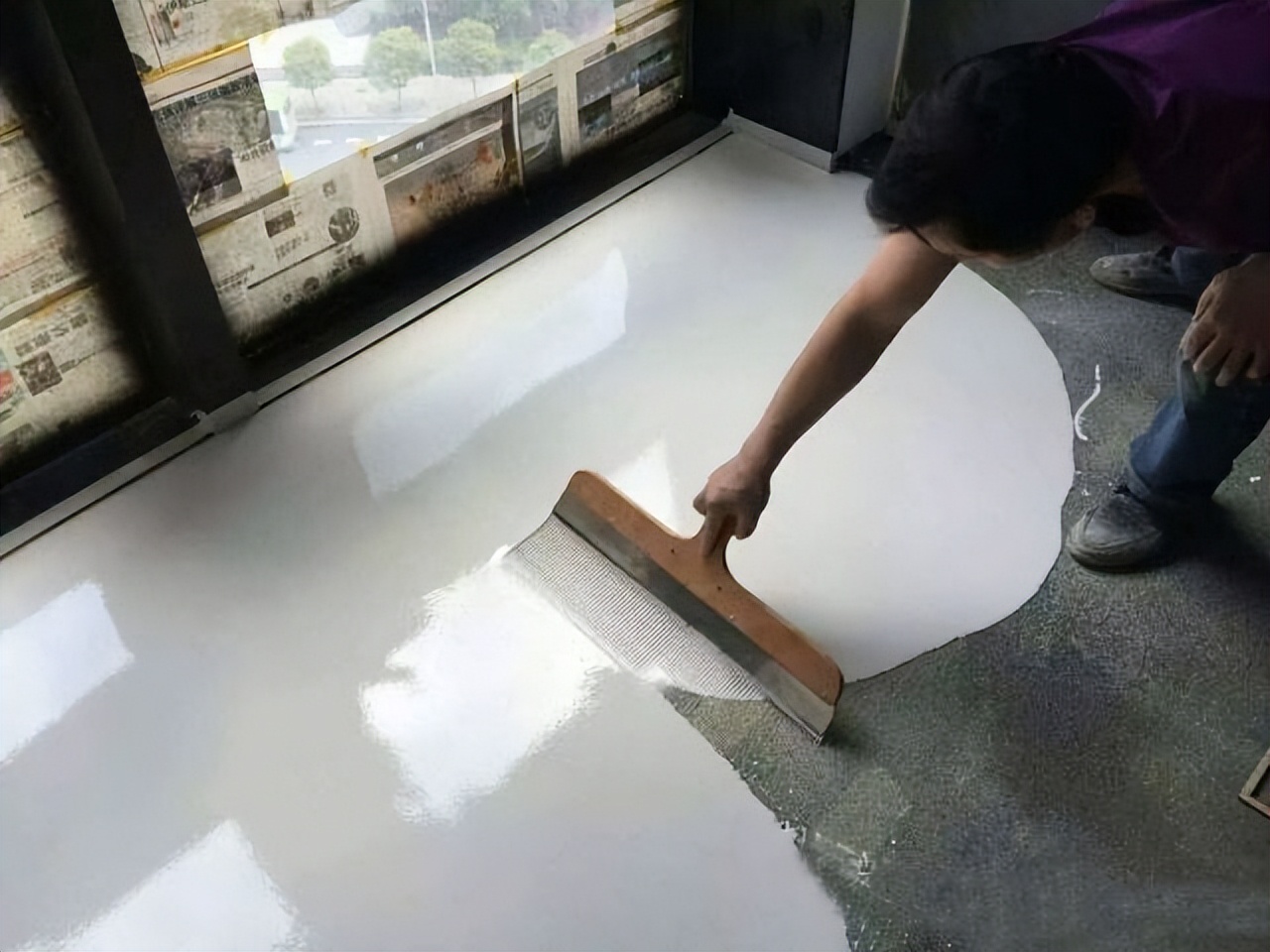 随着家居装修理念的不断升级,越来越多的人开始选择自流平作为地面