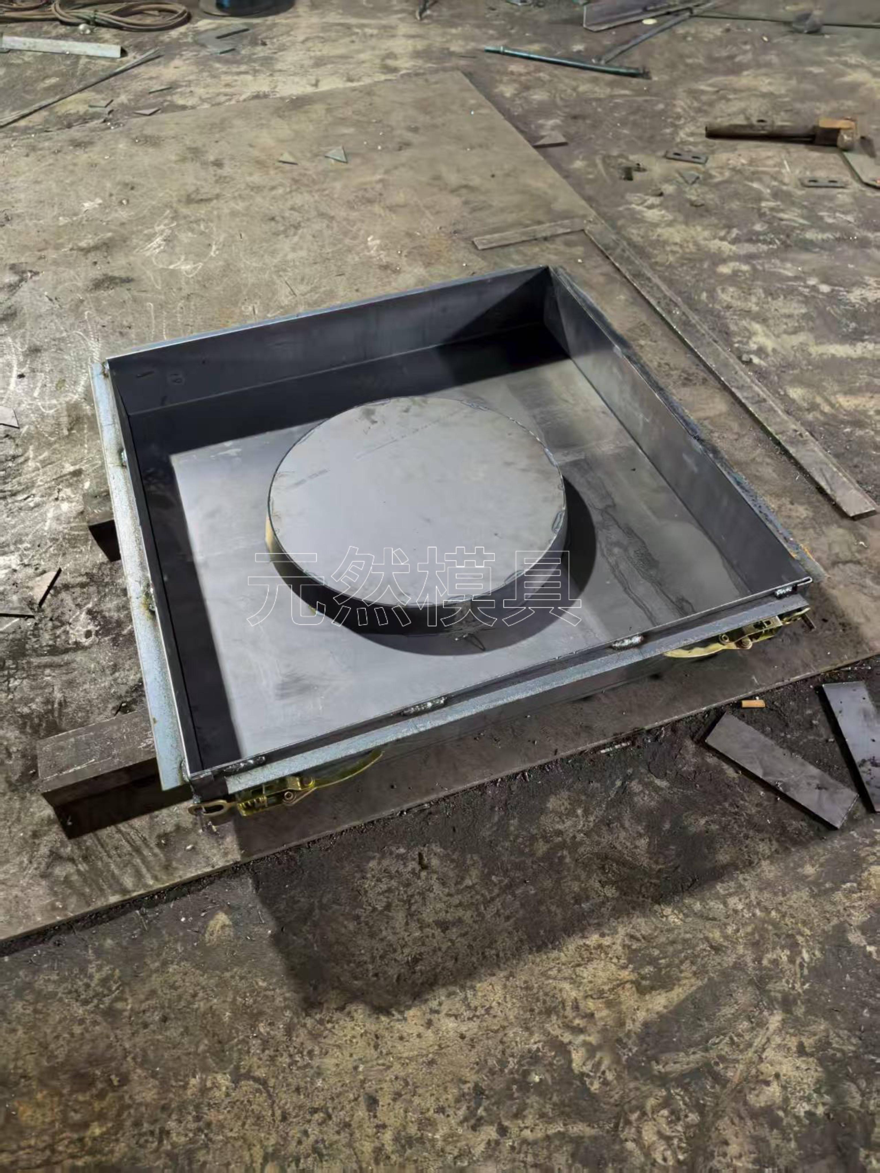 电杆底盘模具是电力工程建设中一种基础而重要的施工工具,主要用于