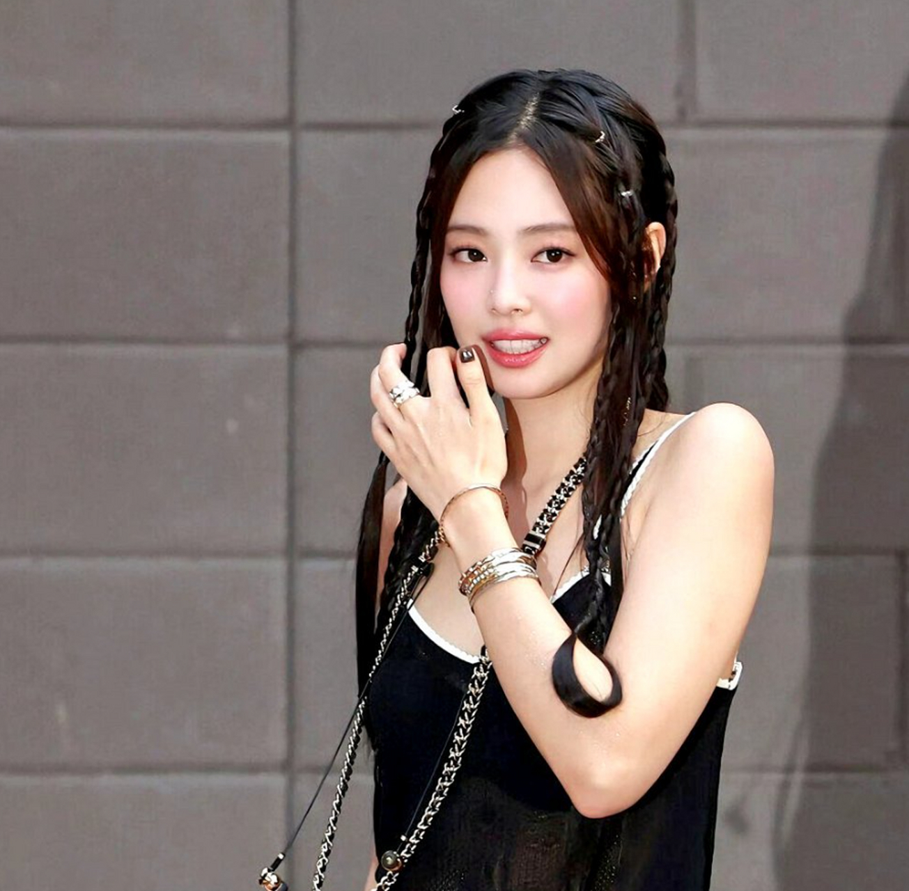 jennie用戒指绑头发 jennie这个造型好独特啊!