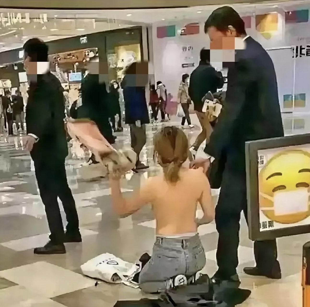 网友:她与男朋友闹别扭后就这样了,你怎么看?