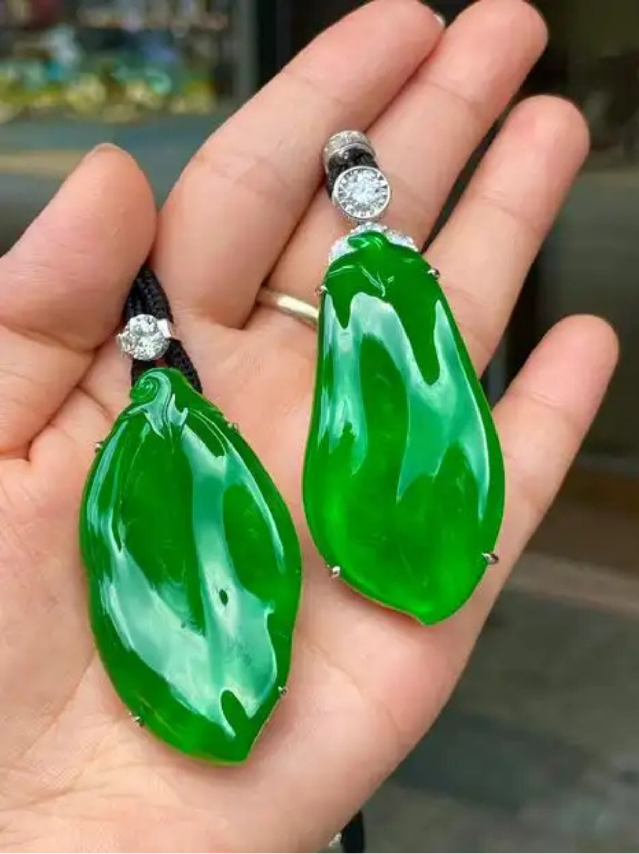 翡翠里帝王绿是什么特征(翡翠中的帝王绿属于什么种)