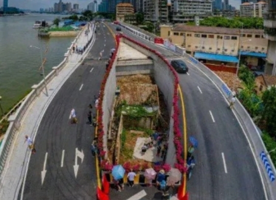 广州有一个著名的"钉子户"名叫梁蓉,她因对30平米的小屋索要1500万元