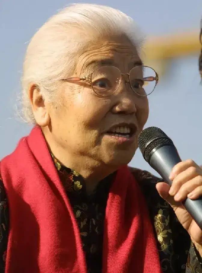 常香玉比谁的名气都大,去北京汇报演出,不参与其中也说不过去