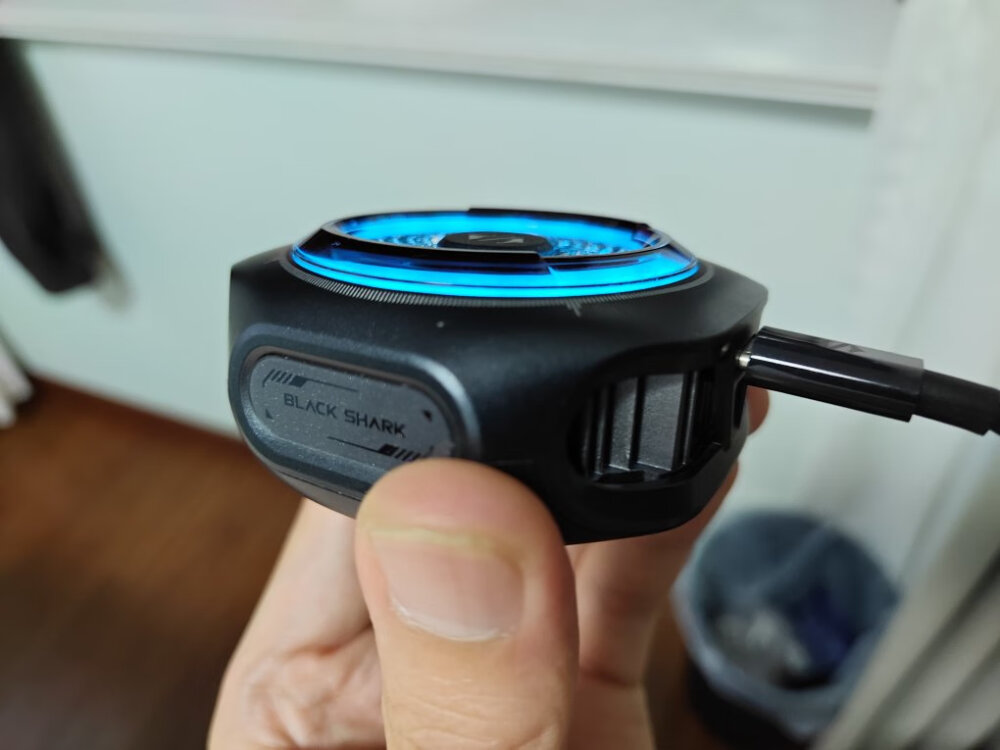 黑鲨4pro磁吸手机散热器,夏天玩游戏这样散热器还是非常有必要的.