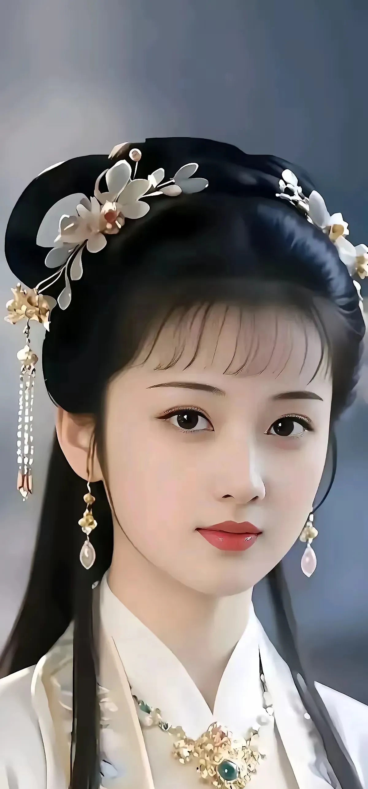 他那模样真有点儿寒碜,尤其那双眼睛,总让人觉得有点贼眉鼠眼