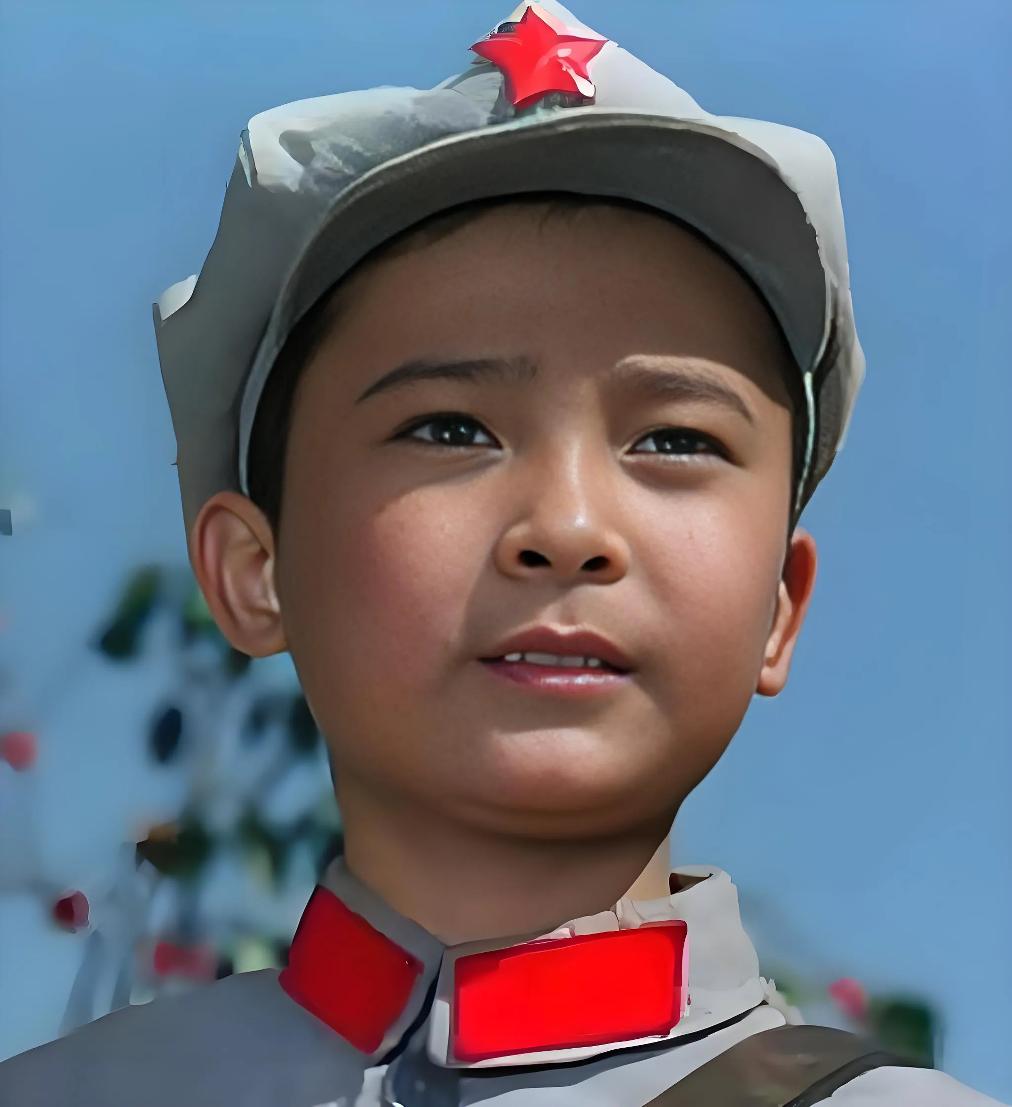 这位红军小战士,是电影中的主人公,他机智勇敢,疾恶如仇,曾是一代