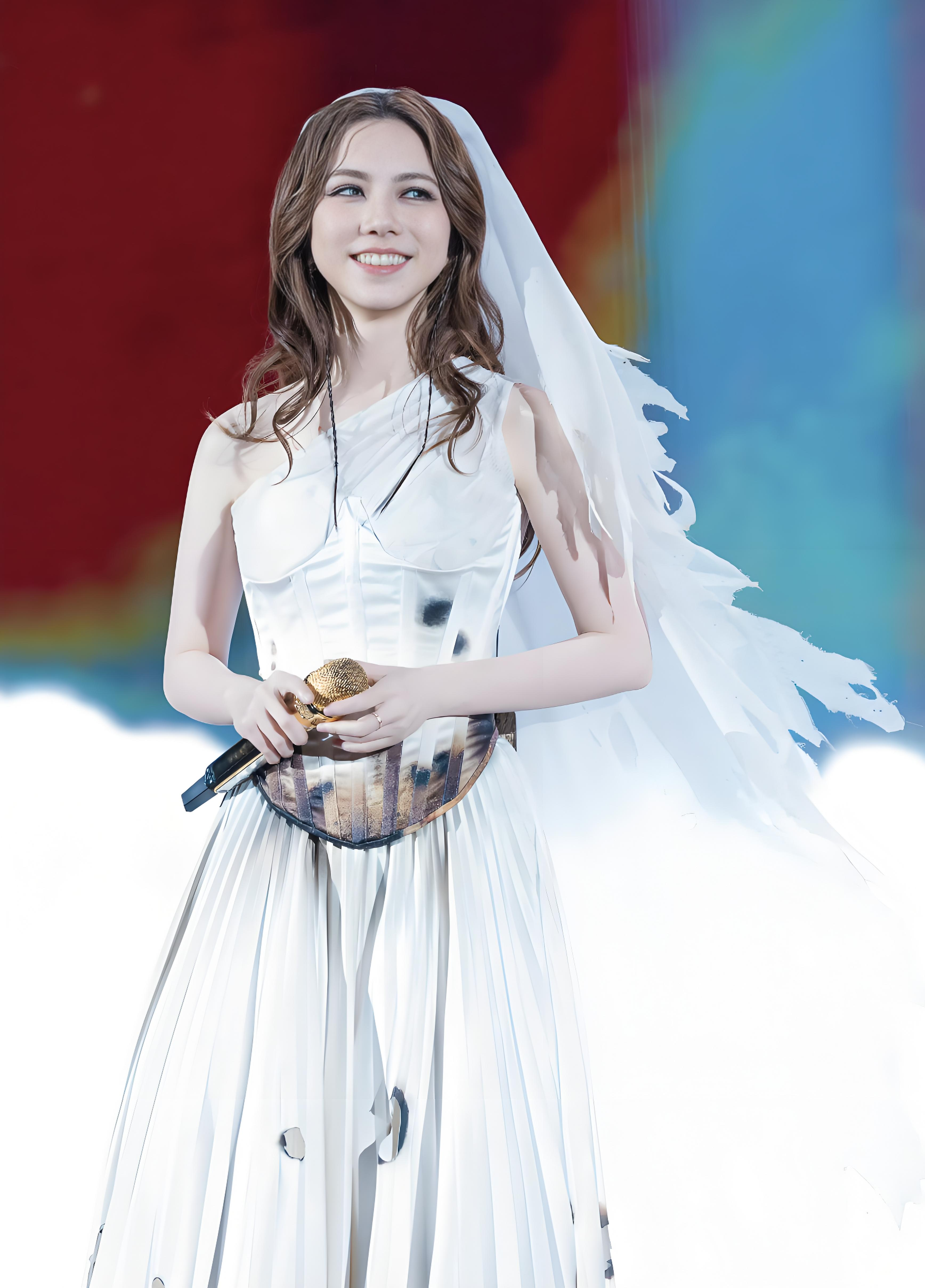 邓紫棋那小脸巴掌大,五官精致得像精雕细琢的艺术品,配上修长天鹅颈