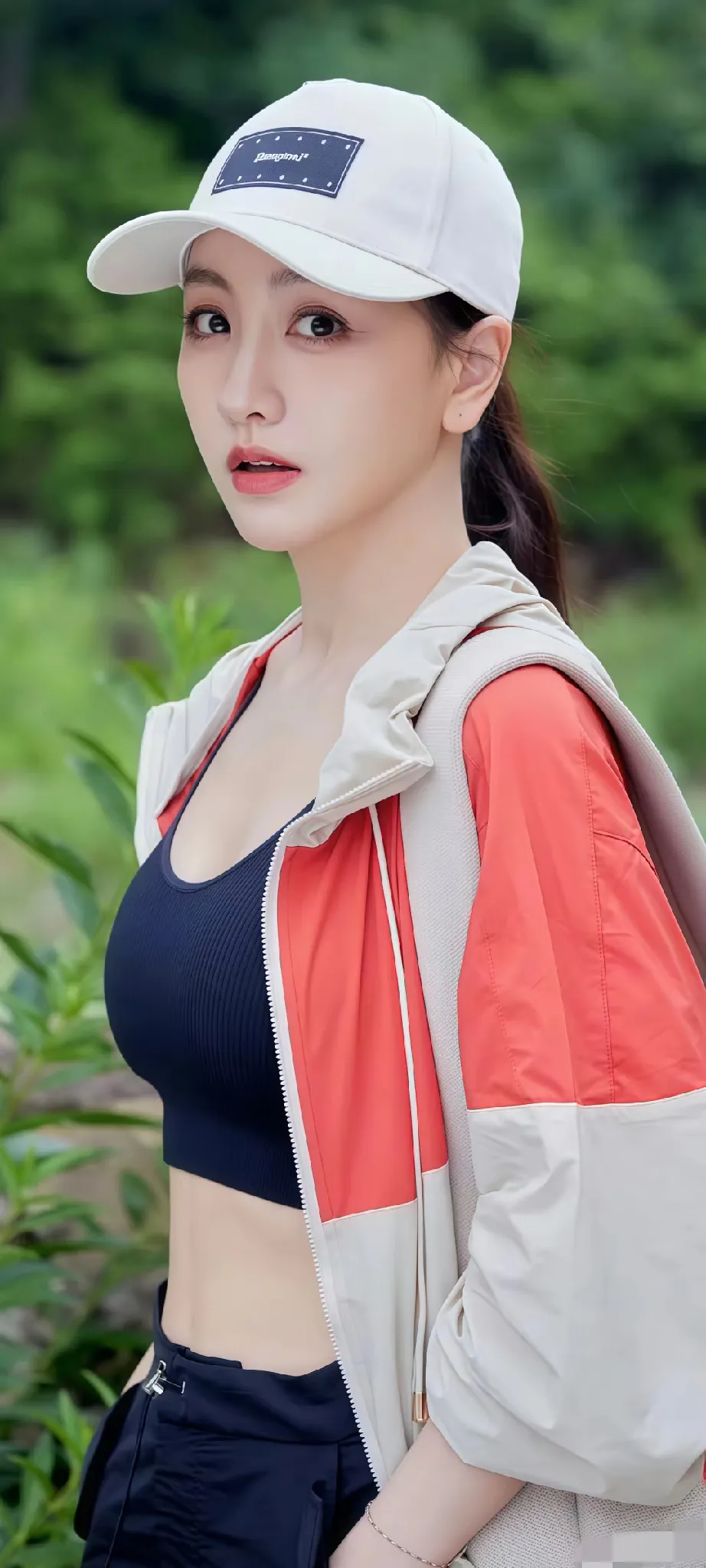 杨蓉这性感写真,简直是"姜太公钓鱼
