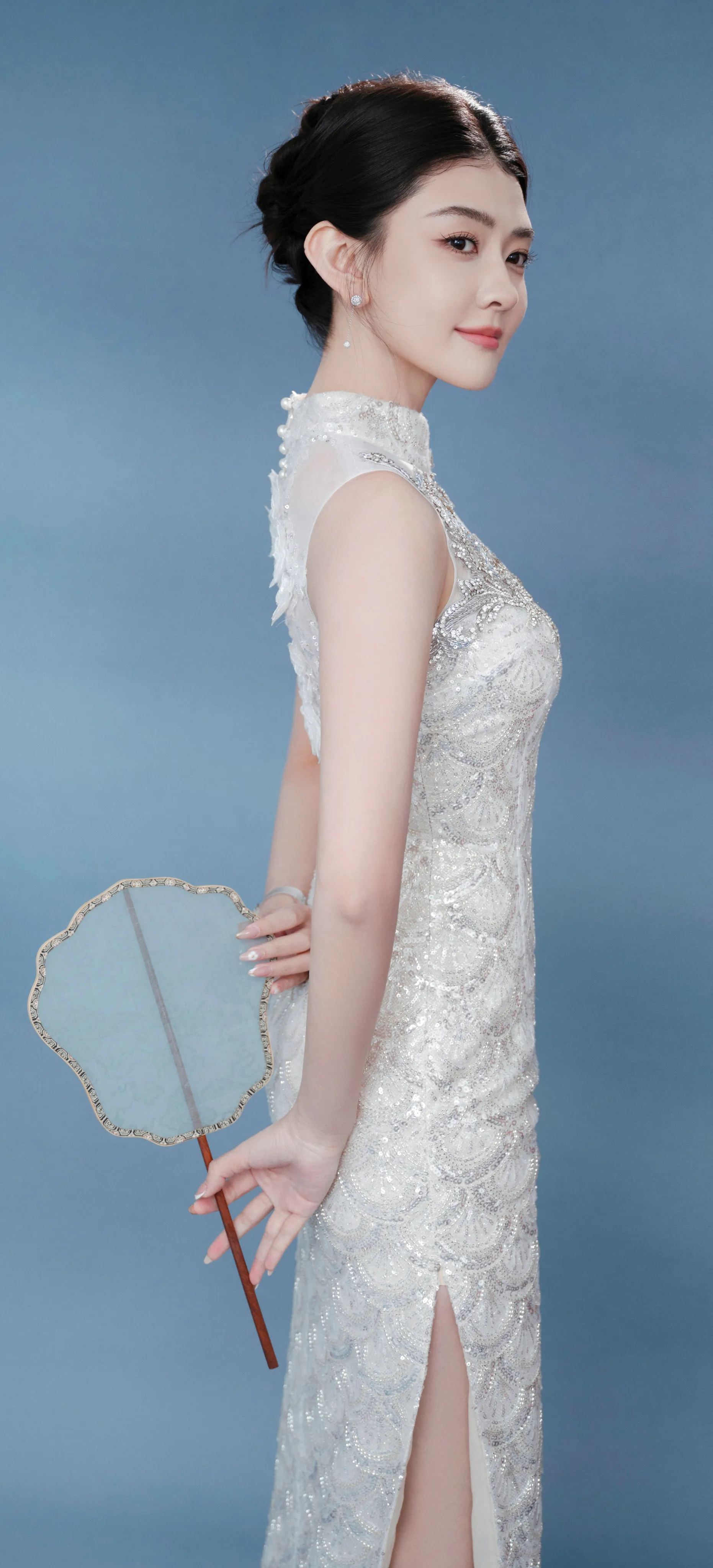 就说她那组民国风写真,身着白色长款旗袍,修身剪裁将身材线条勾勒得恰