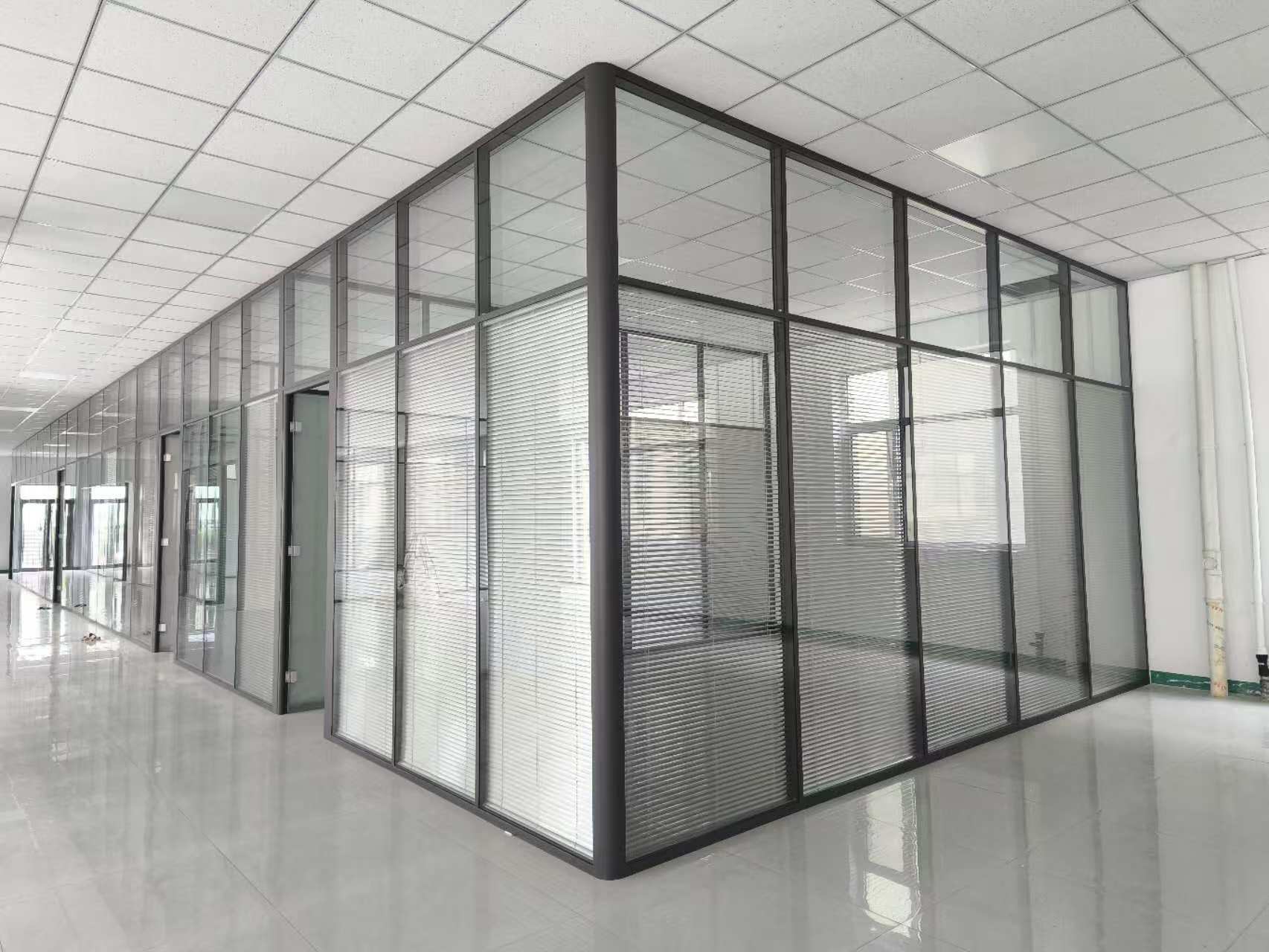 动态流量挑战赛# 双玻百叶玻璃隔断墙案例展示,经典与实用并存 在