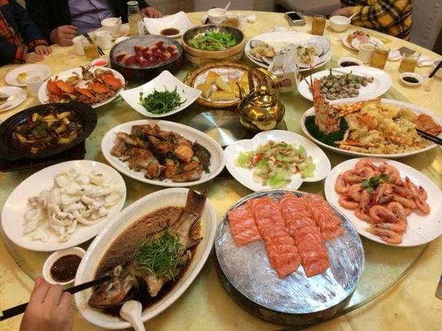 昨晚,我约了我的老朋友张伟一起吃饭,感谢他帮我女儿解决了工作上的