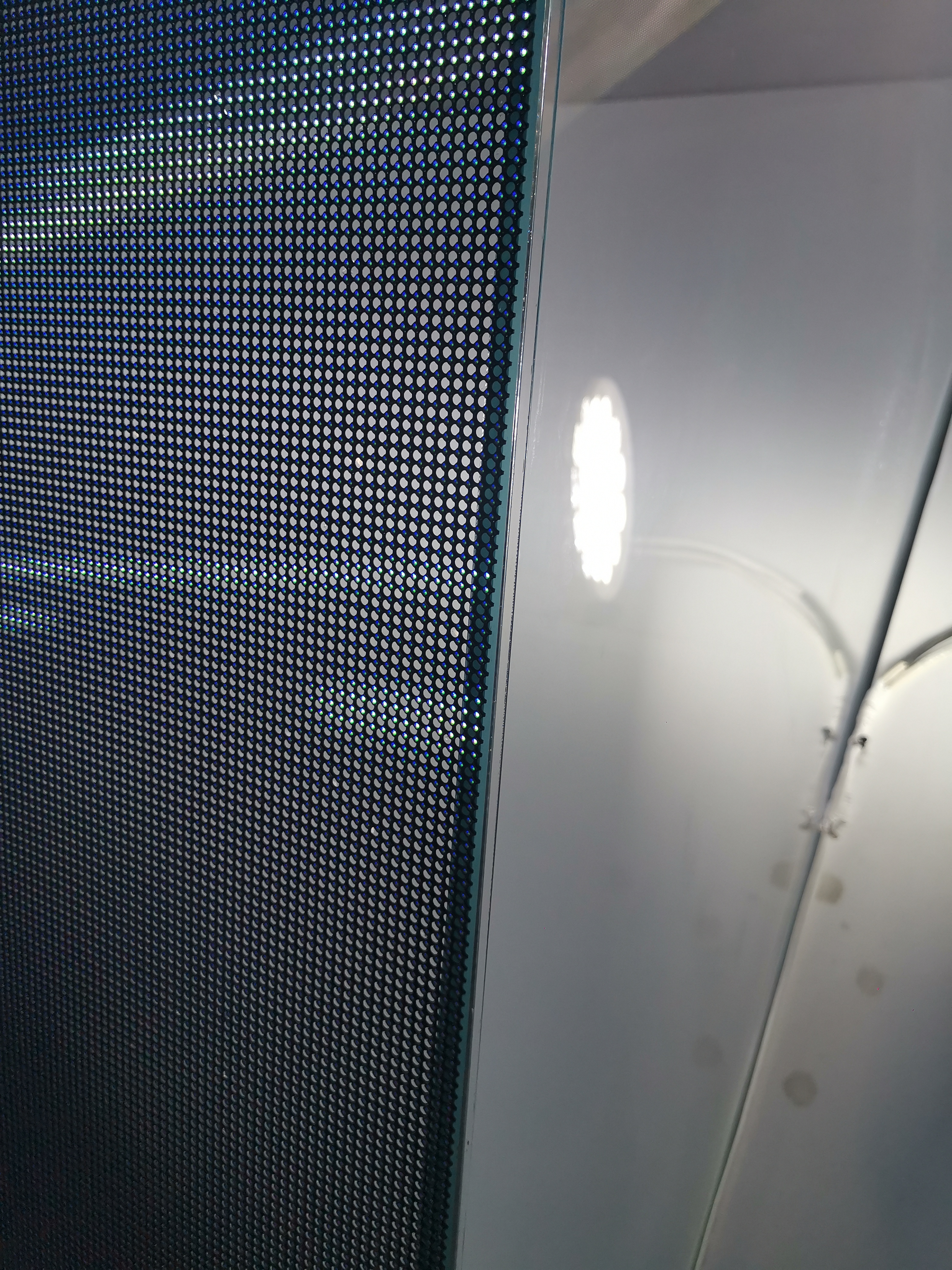 最近我简直是被一项黑科技惊艳到了,就是那种贴膜柔性透明led显示屏!