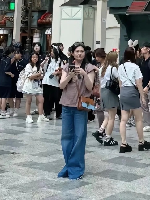 令人没有想到的是,这一次,两口子不是高调秀恩爱,而是被路人在韩国