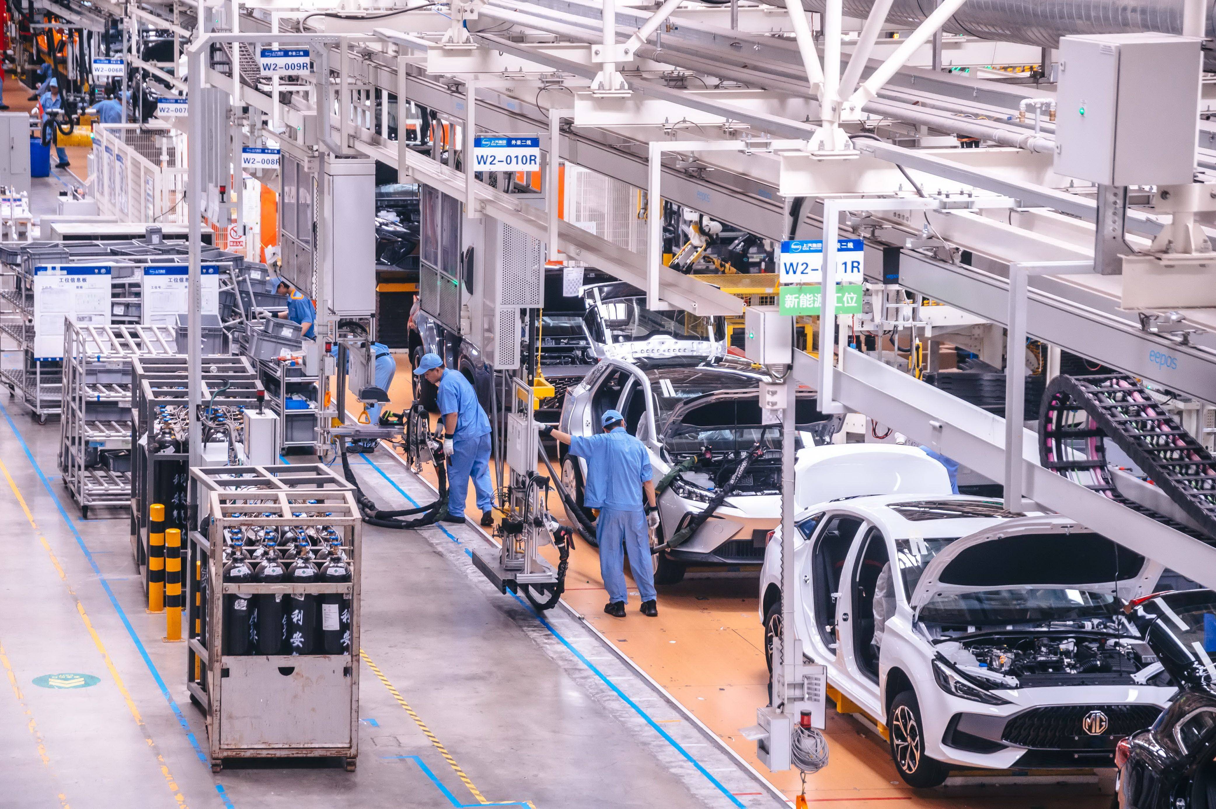 都说要拉动消费,可打工人年均加班超 2500 小时,忙