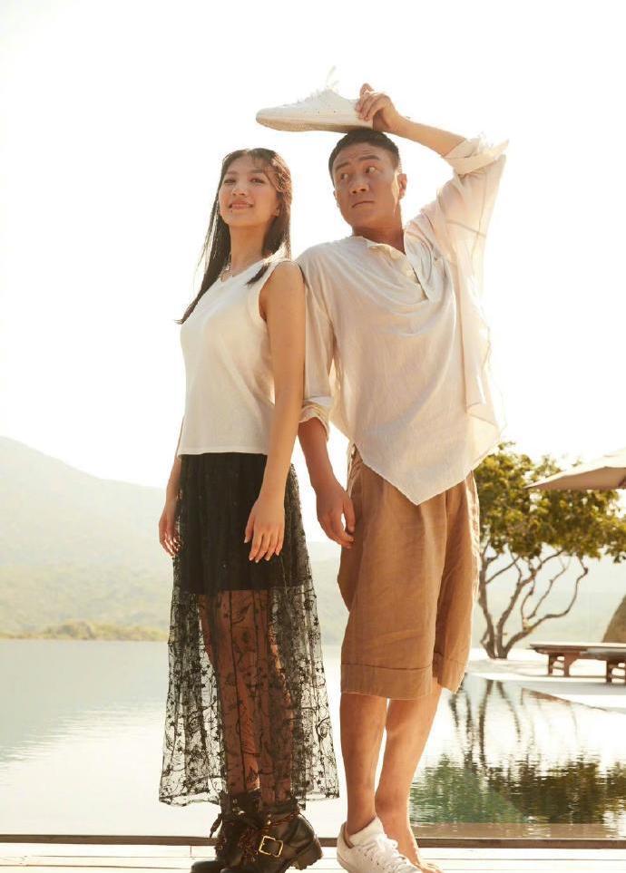 先说说胡军大哥,他那一身正气凛然的气质,简直就是行走的荷尔蒙!