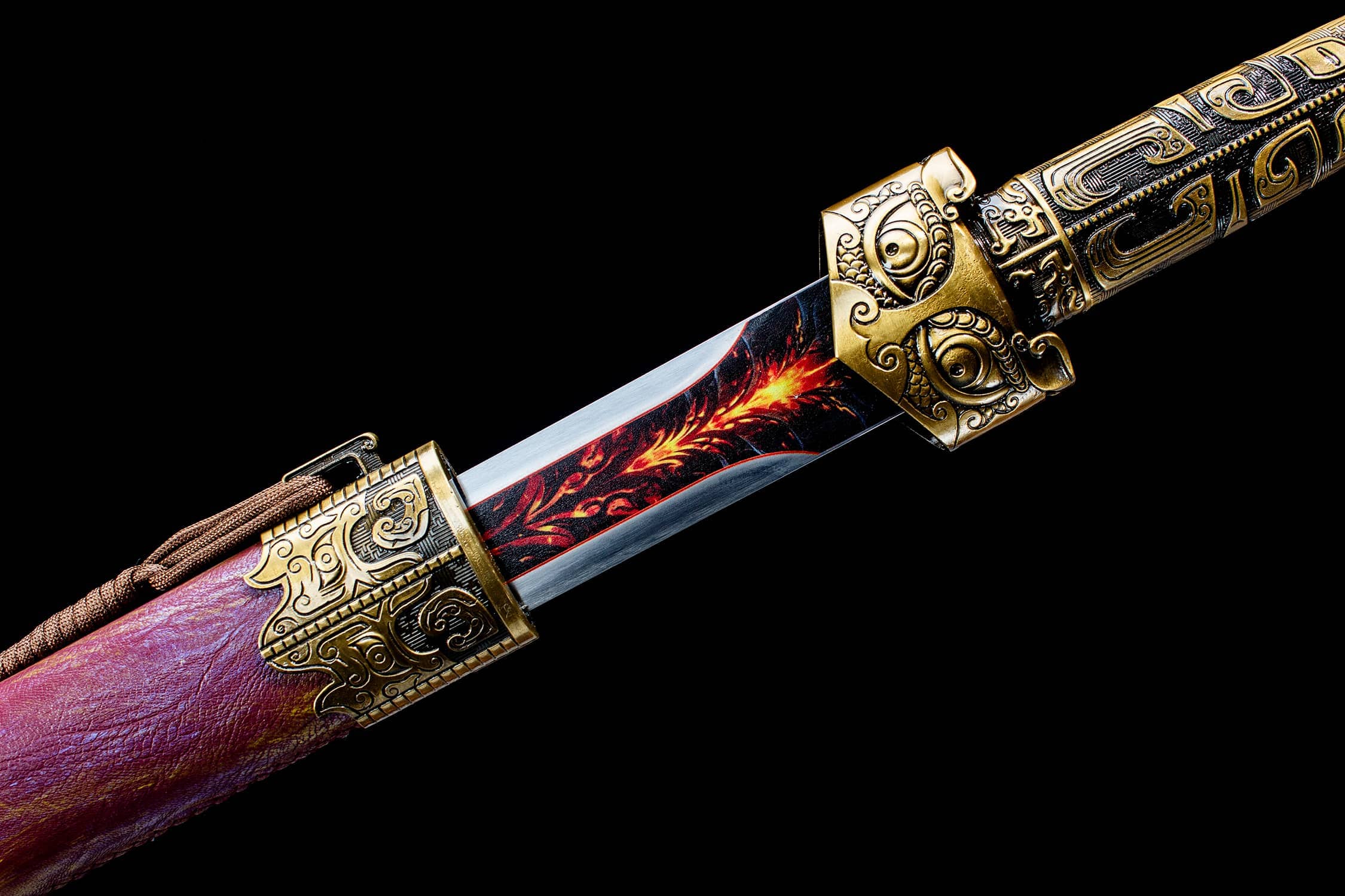 它的剑刃闪烁着冷峻的光芒,仿佛诉说着往昔的故事