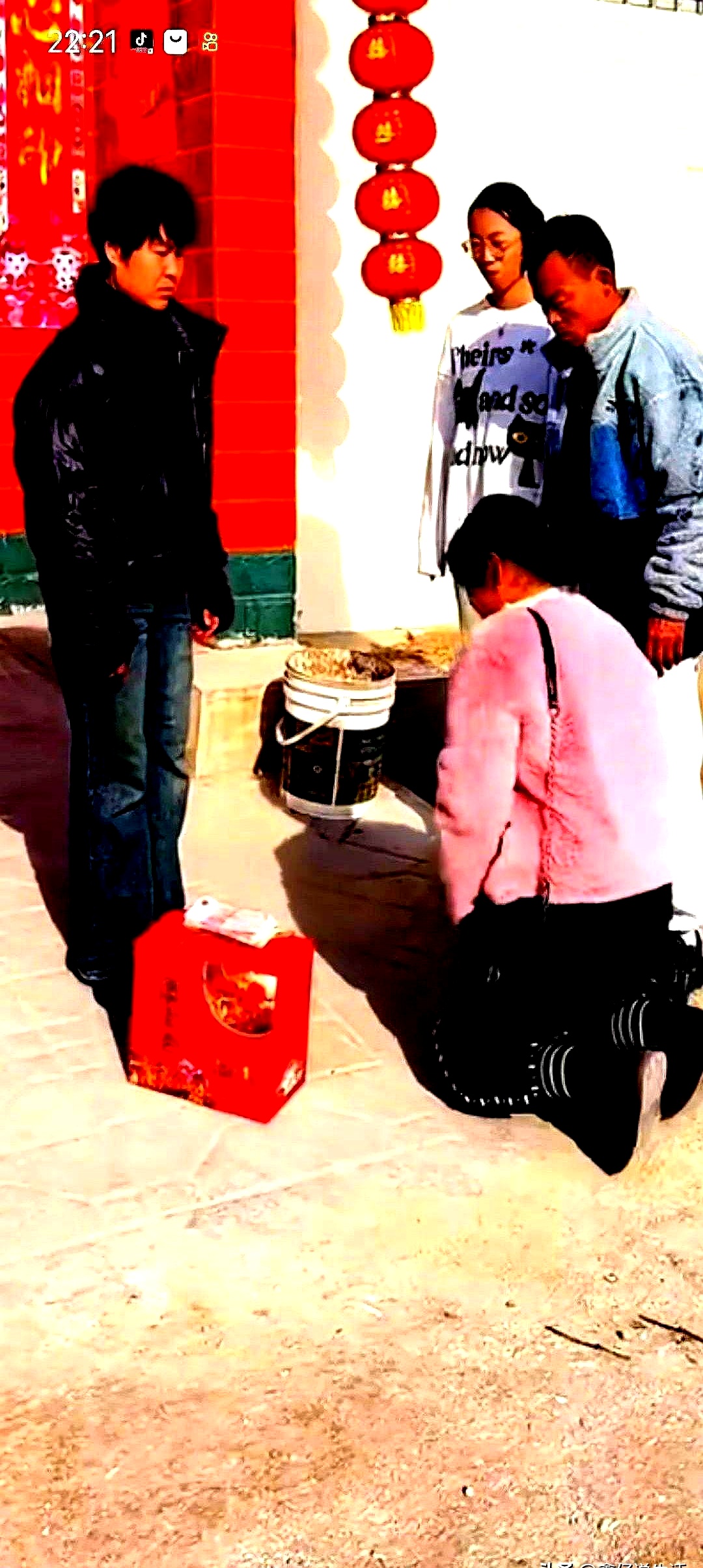 女儿气得一下子给她妈跪下了,说:"从今天起,我再