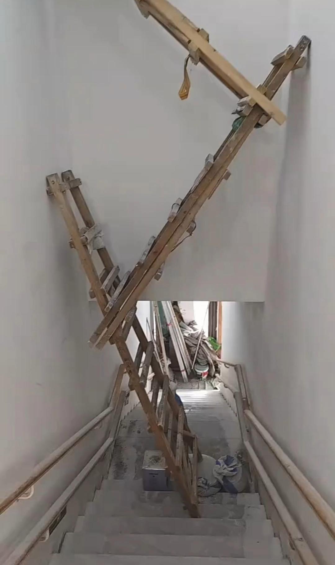 咱请的师傅刮腻子,他搭架子刮楼梯间的法子可真让人揪心