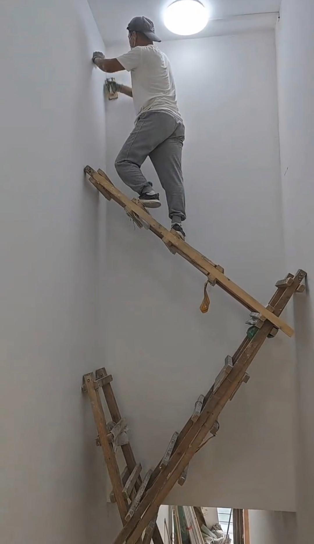 咱请的师傅刮腻子,他搭架子刮楼梯间的法子可真让人揪心