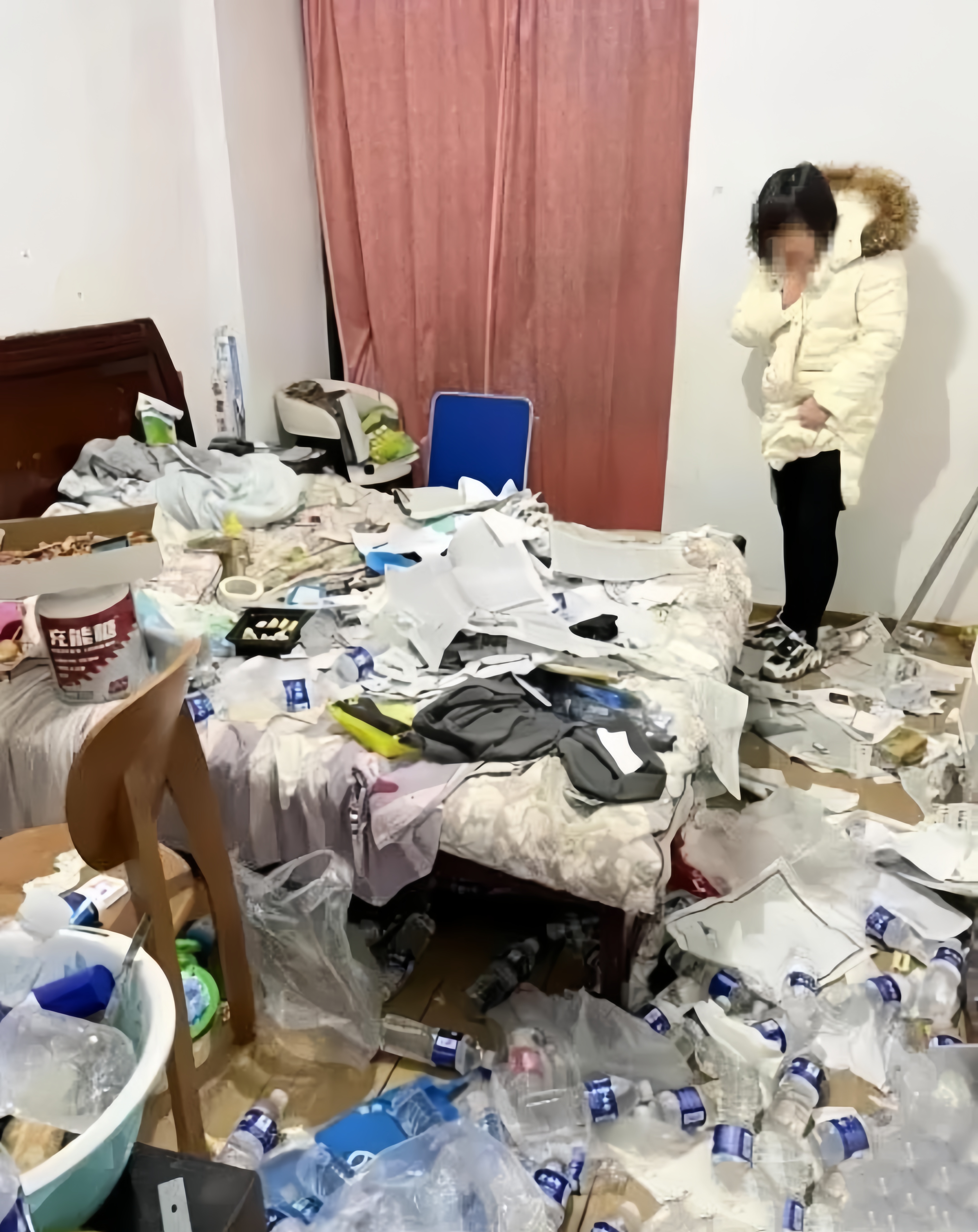 出租一年房.租户说不续租.希望不是找麻烦.这画面让人傻眼