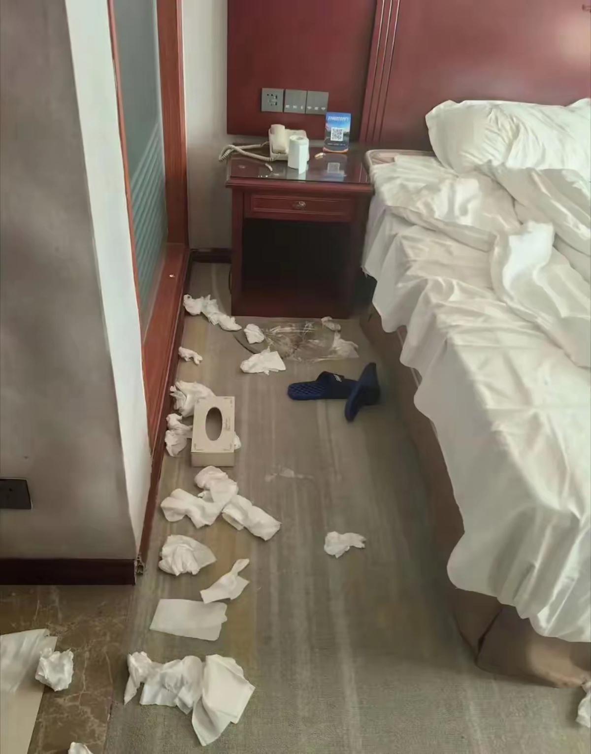 小县城宾馆开房,60块钱的钟点房,被老板带上来时发现还没有打扫,他