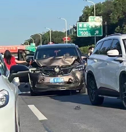 时代少年团宋亚轩刘耀文乘车被恶意追尾!