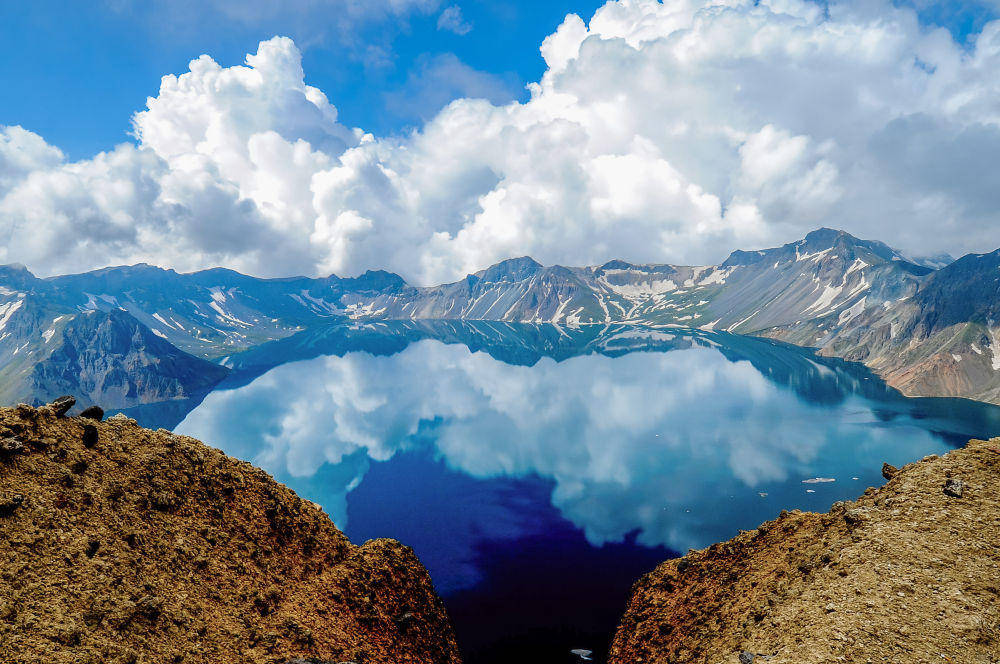 长白山:自然之美的极致演绎  长白山,位于中国东北的吉林省东南部,与