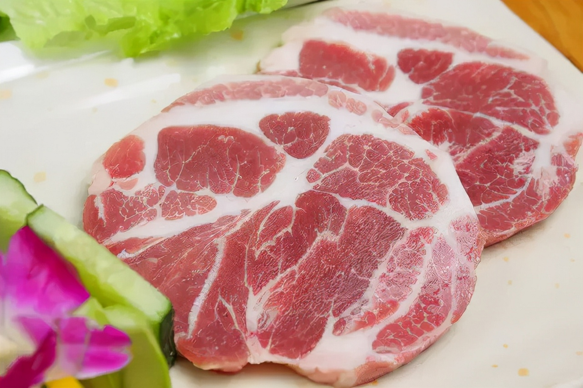 梅子肉在猪的什么地方  梅子肉又叫梅花肉,是猪上肩胛部位的肉.