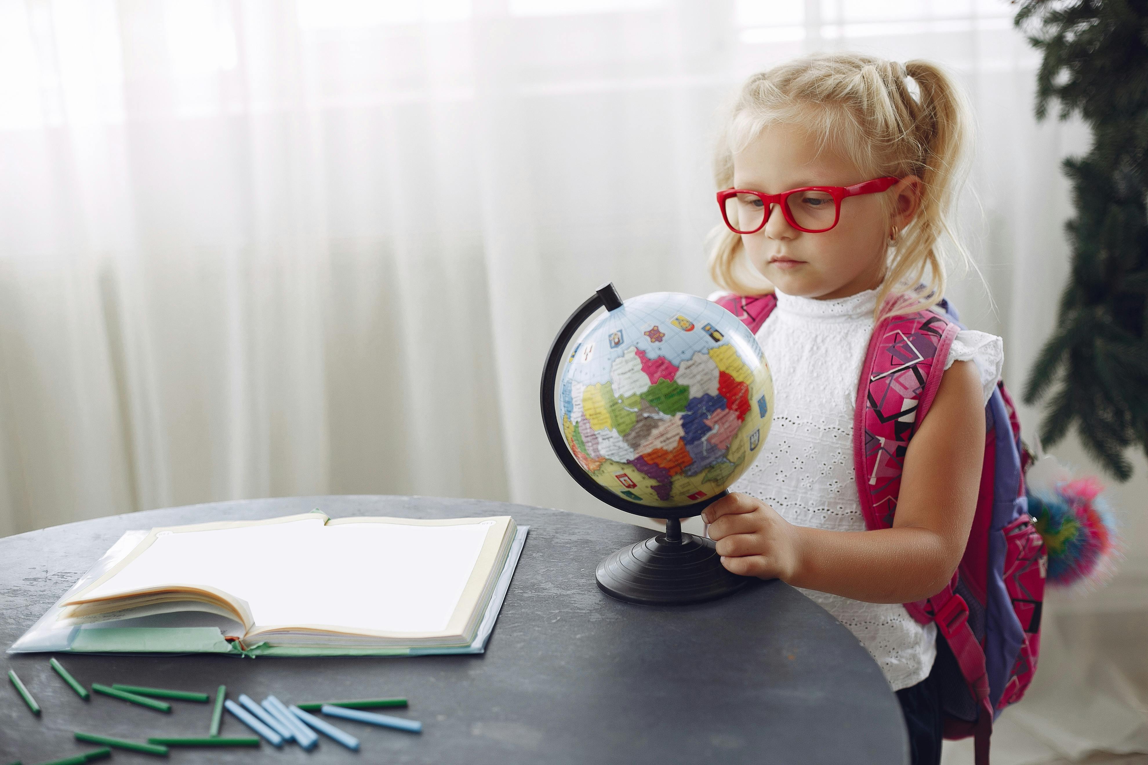 近期,有媒体报道,广东一名5岁男孩因沉迷学习机出现高度近视