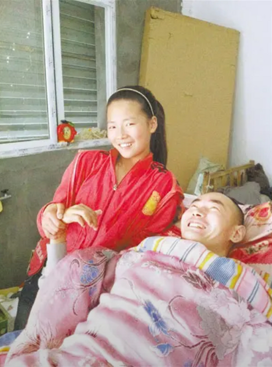 安徽"板车女孩"黄凤:坚韧与爱铸就的奇迹 意外降临,家庭破碎 2001年