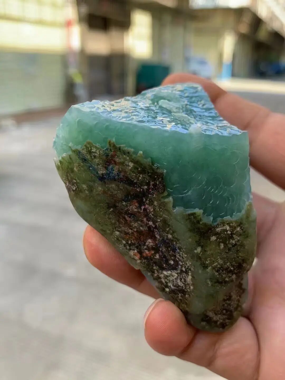 翡翠原石,本质是尚未经过切割,打磨,雕刻等人工加工的天然翡翠矿物