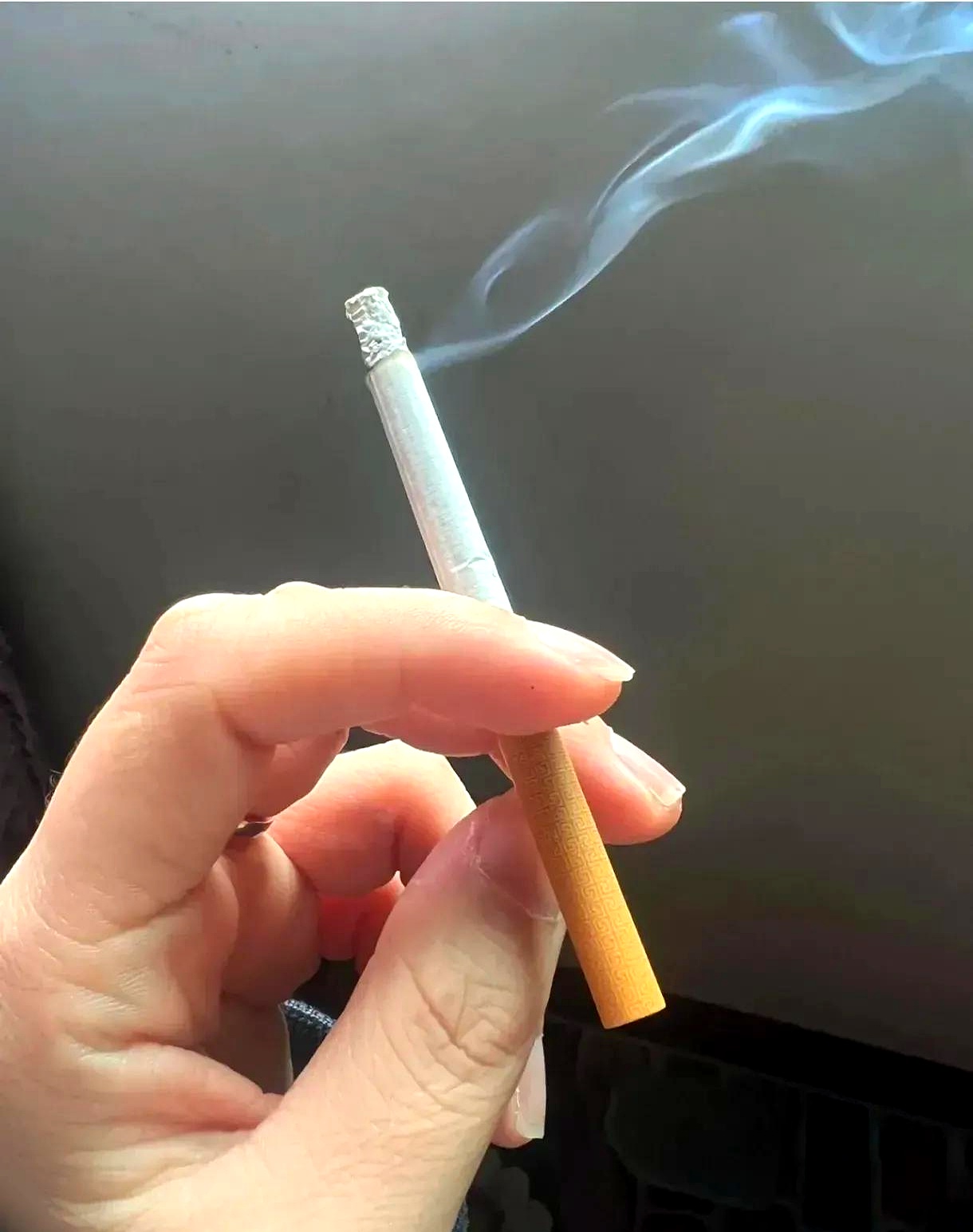 抽烟能快速拉近距离,方便社交.女儿远嫁像白养,联系少,照顾难