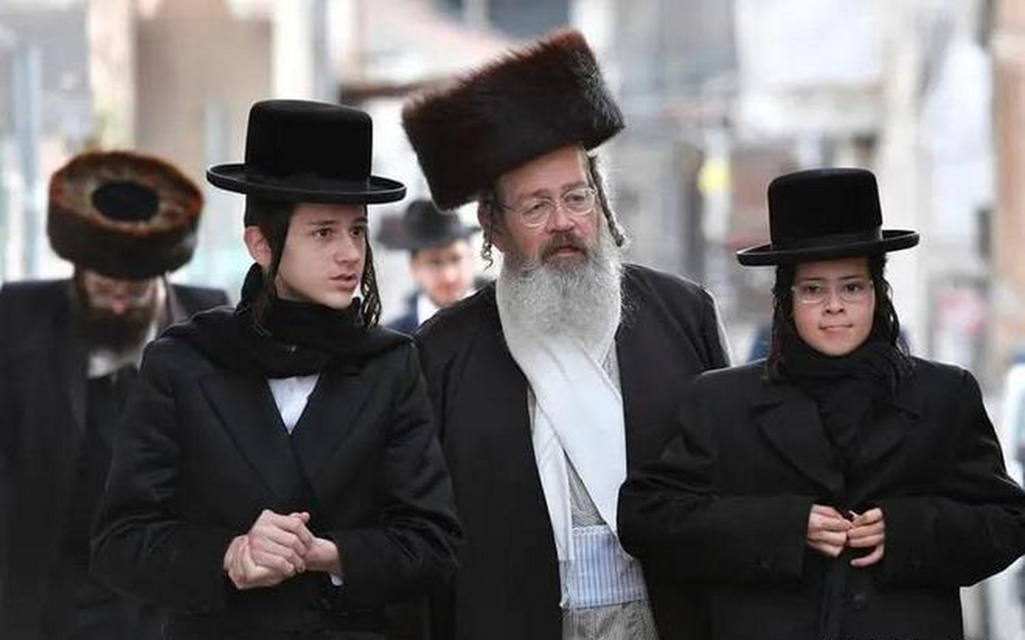 原因如下:  宗教冲突:犹太人信仰犹太教,与基督教等其他宗教存在差异