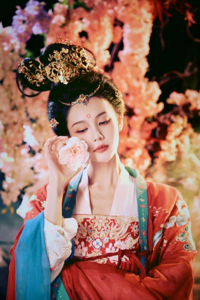 李一桐唐装造型惊艳的背后,蕴含了中华五千年文化底蕴