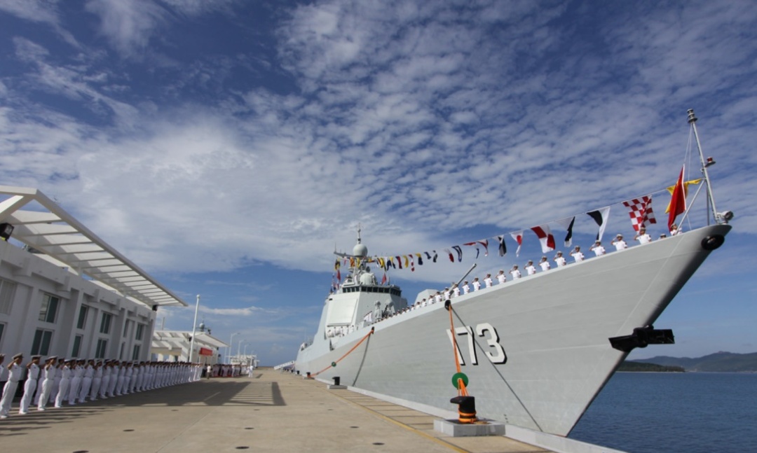 万里海防,有你心安!中国海军两艘主力舰停靠香港,引众多市民登舰参观