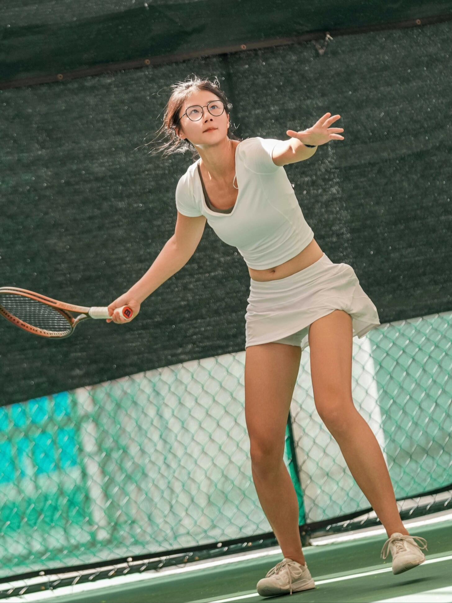 周末网球比赛集中的日子,带上眼镜非常认真的比赛中 网球的魅力相信