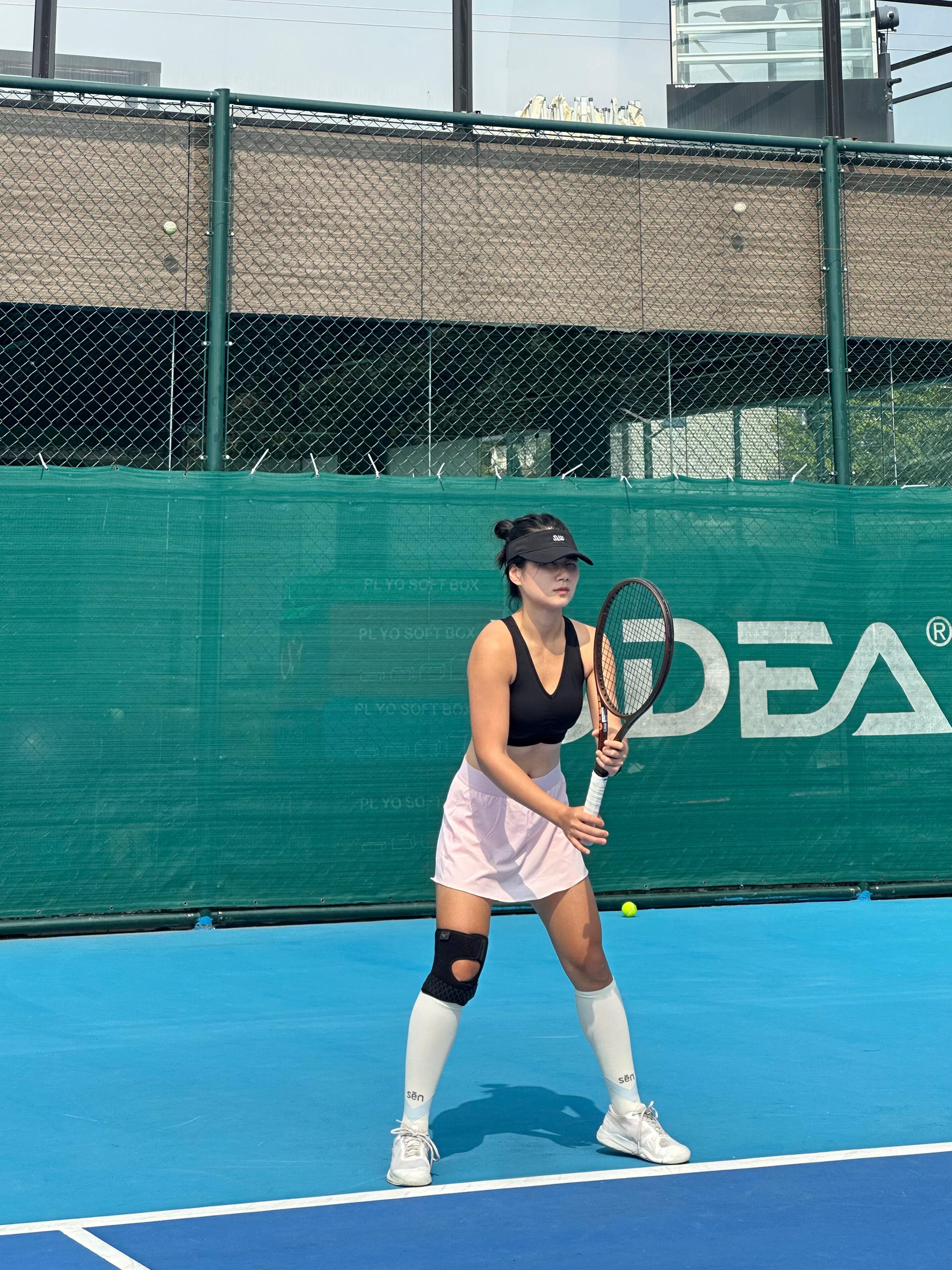 我秋天打球喜欢外面穿一件厚衣服,带一条宽松长裤,然后网球裙穿里面