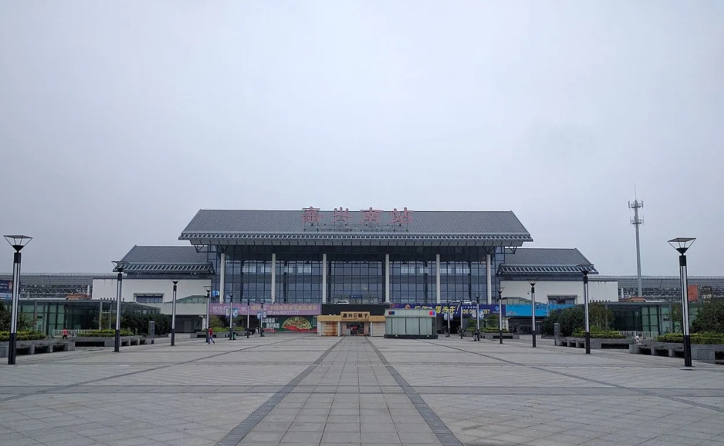 嘉兴南站 2010年10月26日投入使用,位于嘉兴市余新镇,目前站台规模4台