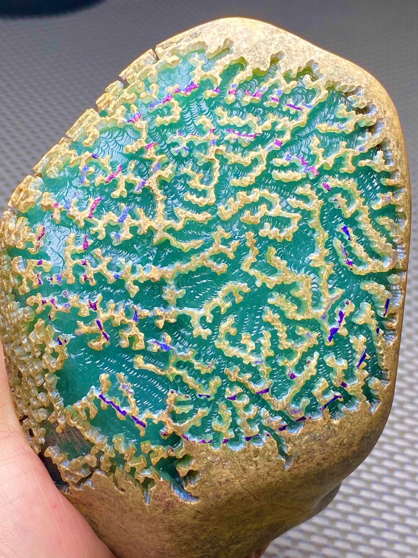 它在历史的进程中,用独特的翠色魅力翡翠色料图片翡翠石板云南翡翠