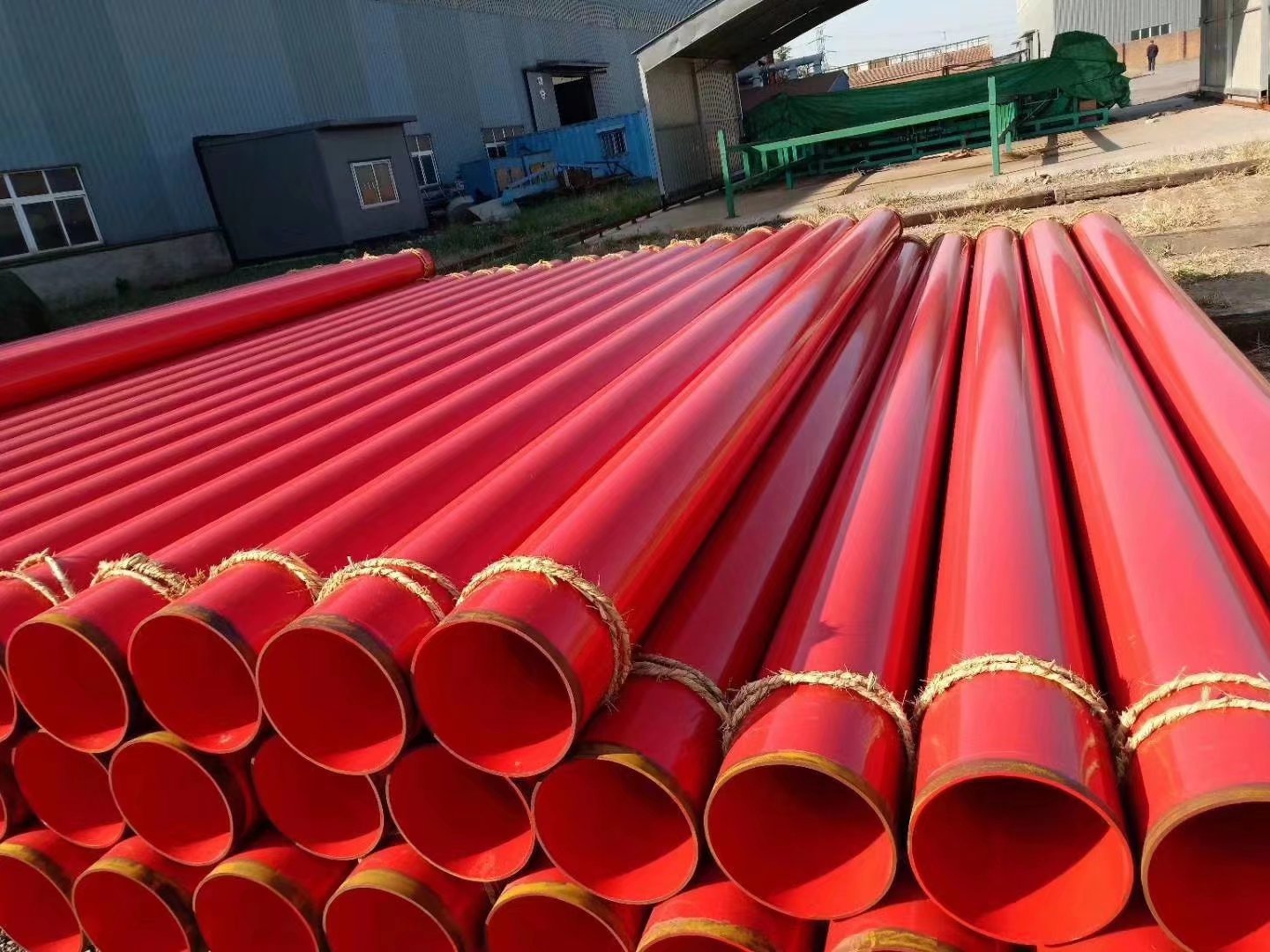 环氧树脂复合钢管,这一创新材料的杰作,无疑在防腐钢管领域占据了一席