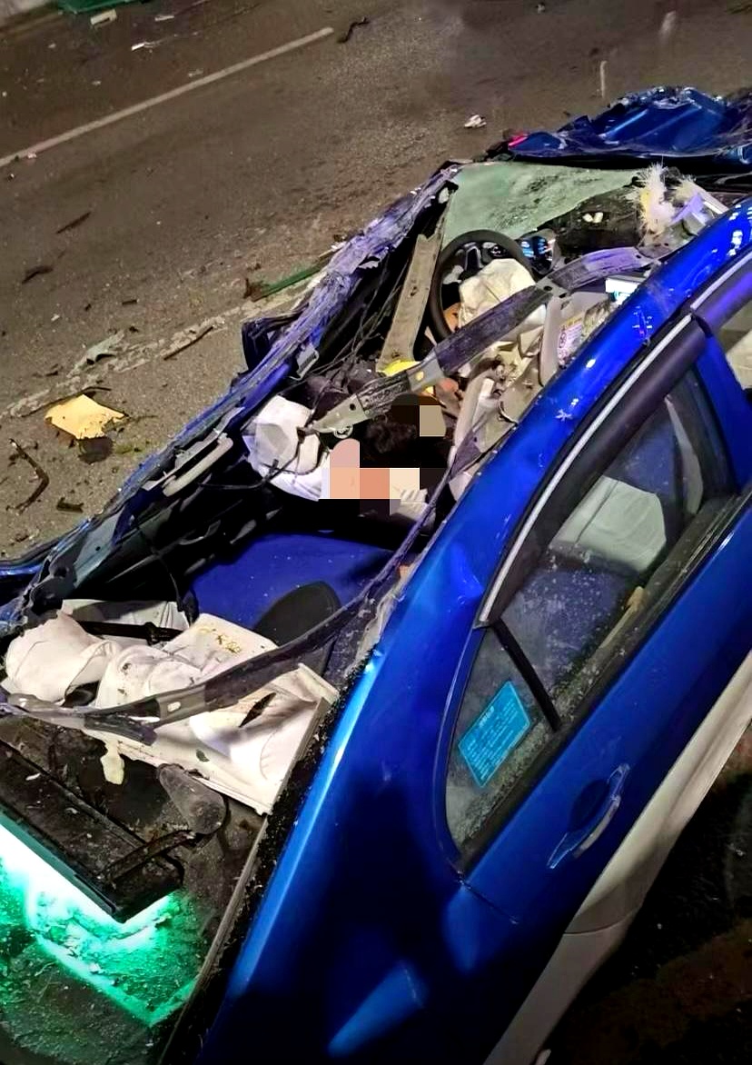 5月13日贵阳龙水路,一辆特斯拉和奥迪疑似飙车,隧道