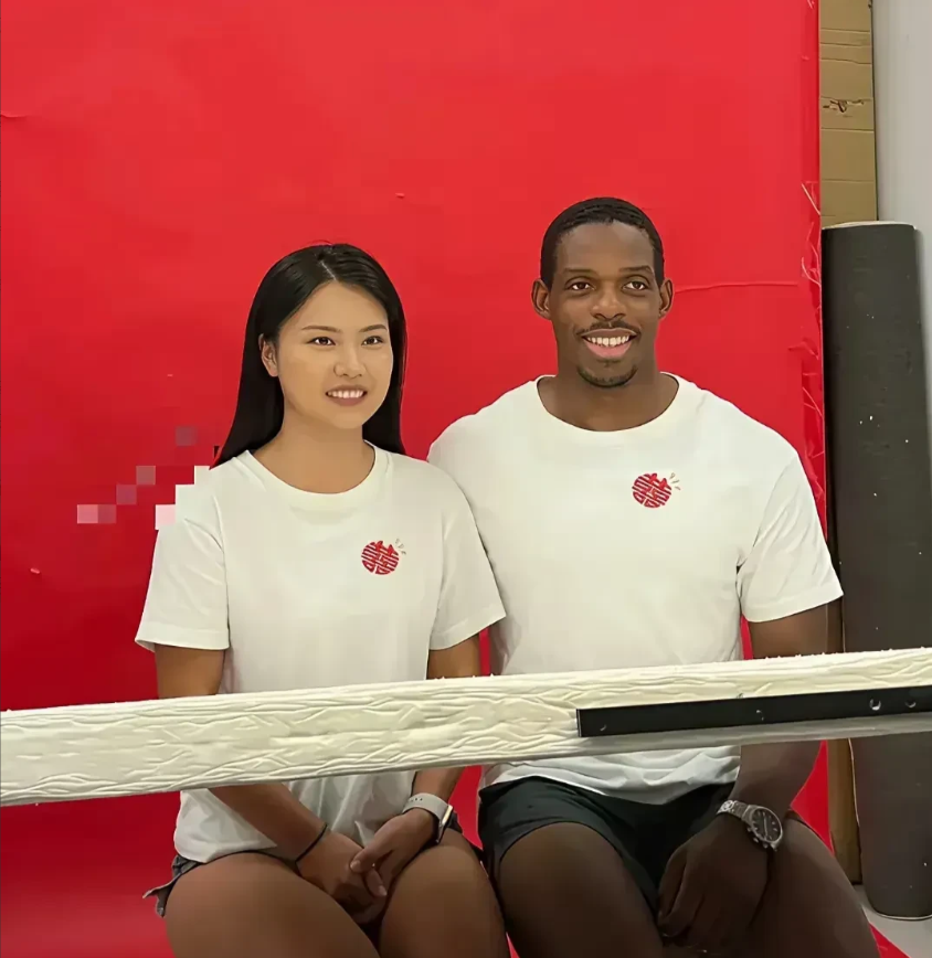 她的非洲男朋友,不仅没有车,没有房,也没有彩礼