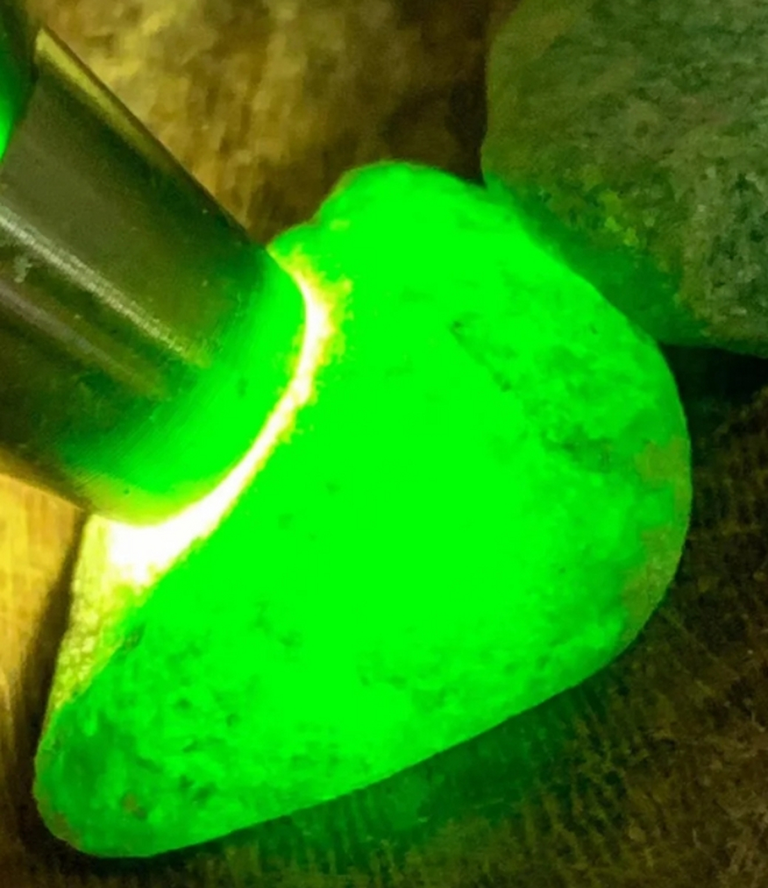 点击头像看直播# #翡翠原石# 这些裂纹如同古老的文字,诉说着亿万年