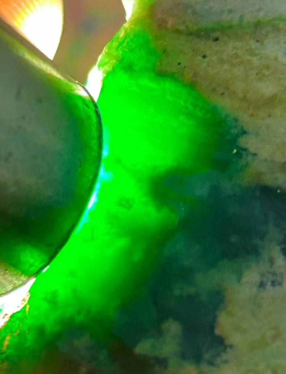 点击头像看直播# #翡翠原石# 这些裂纹,仿佛是翡翠的灵魂之窗,凸