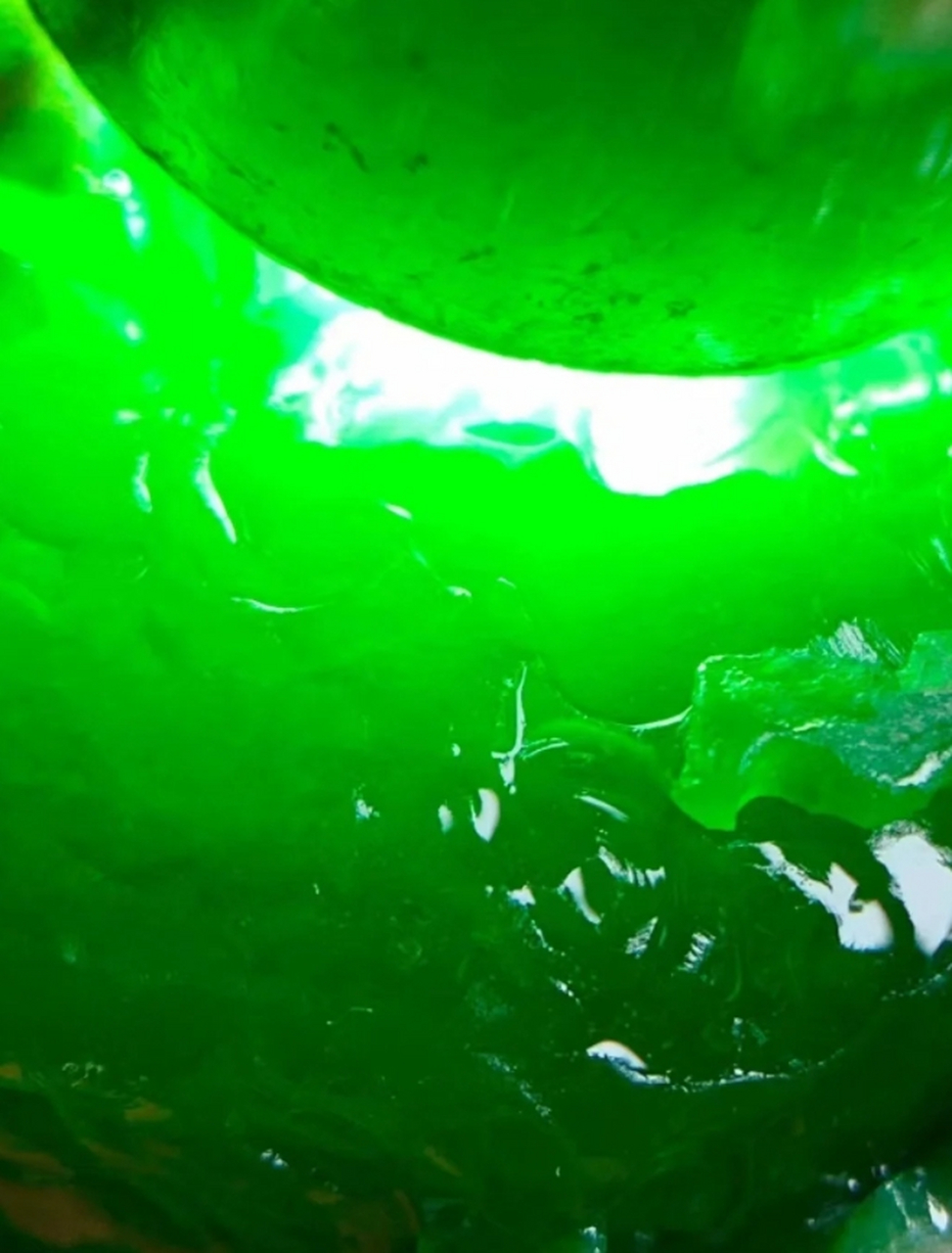 点击头像看直播# #翡翠原石# 这些裂纹如同古老的文字,诉说着亿万年