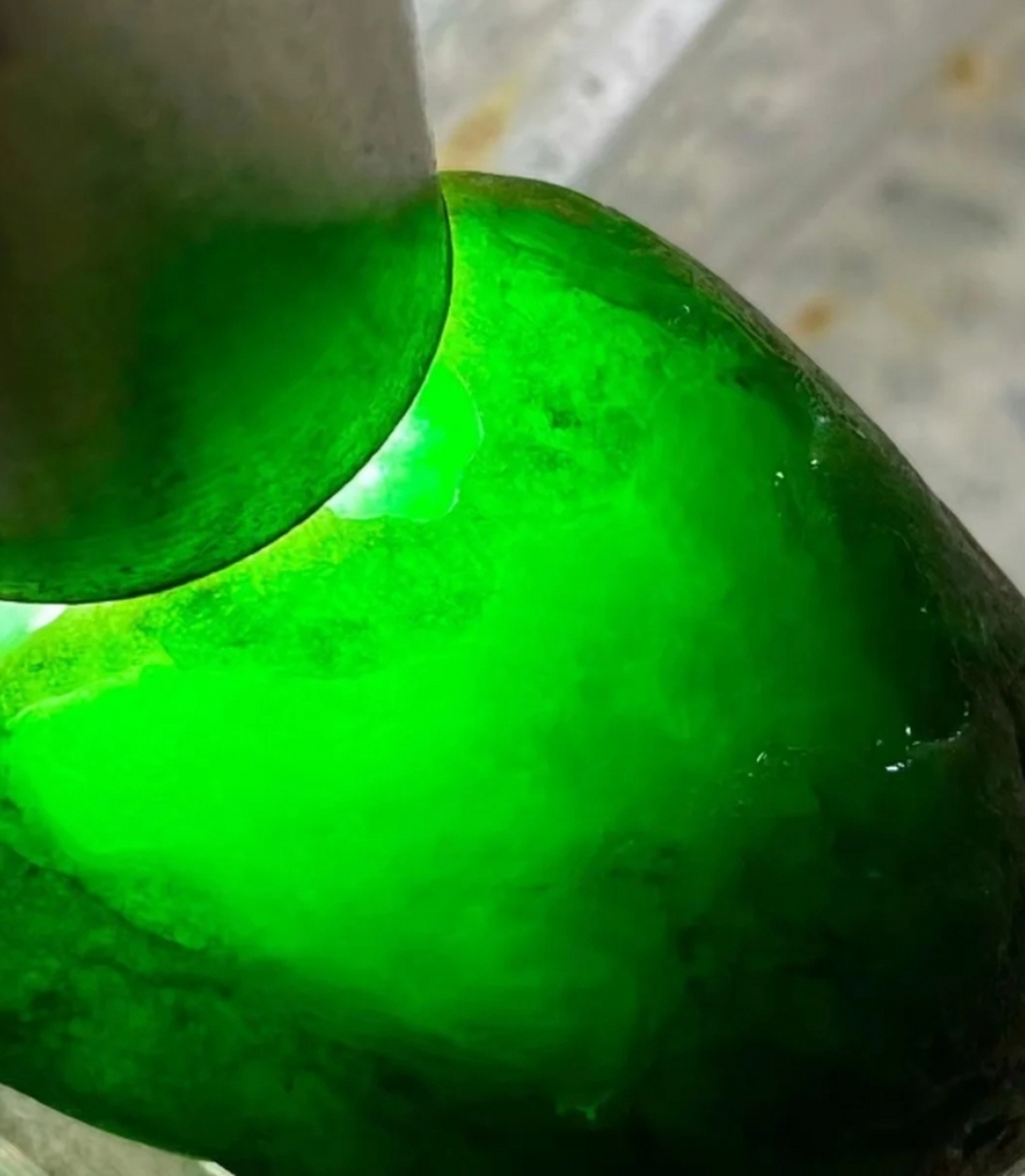 点击头像看直播# #翡翠原石# 凝视这些裂纹,我们仿佛能听到历史的